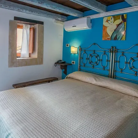 Henry's House فندق