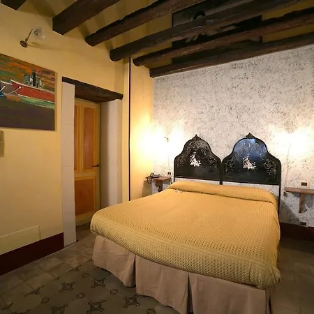 Henry's House 4*