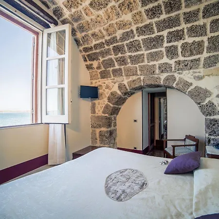Henry's House 4*